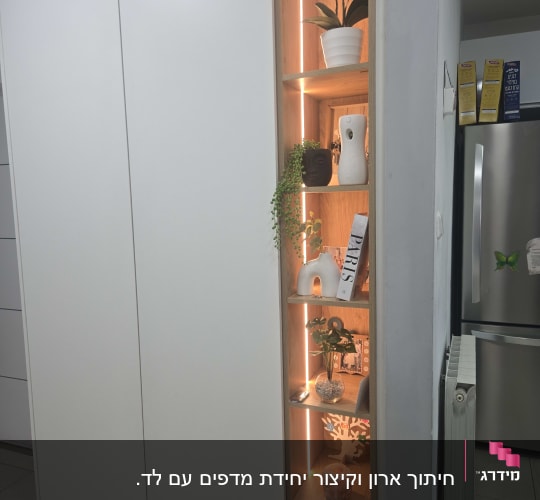מדף עץ עם תאורה ומוצרים דקורטיביים